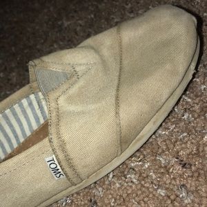 Grey distressed toms.